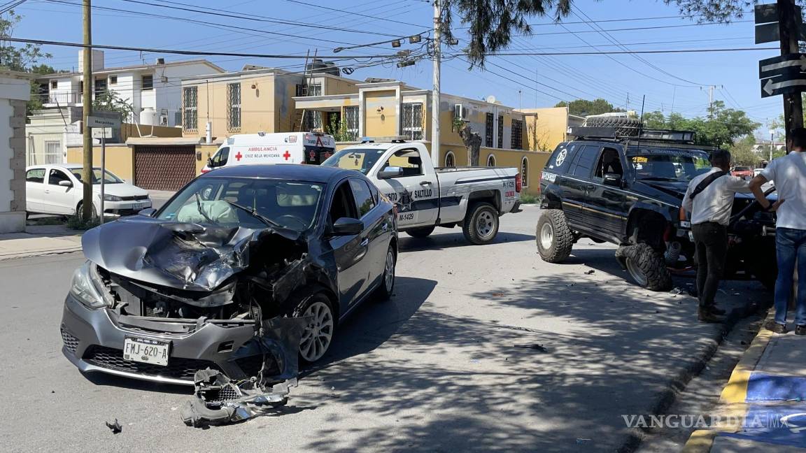 Choca joven contra camioneta por no hacer alto en Saltillo; asegura que ‘no existe señalamiento en ese cruce’