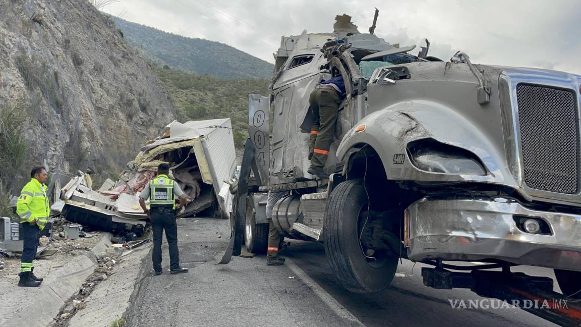 Tras 10 horas de espera, liberan carretera a Los Chorros; volcadura de tráiler provocó tráfico de 90 km