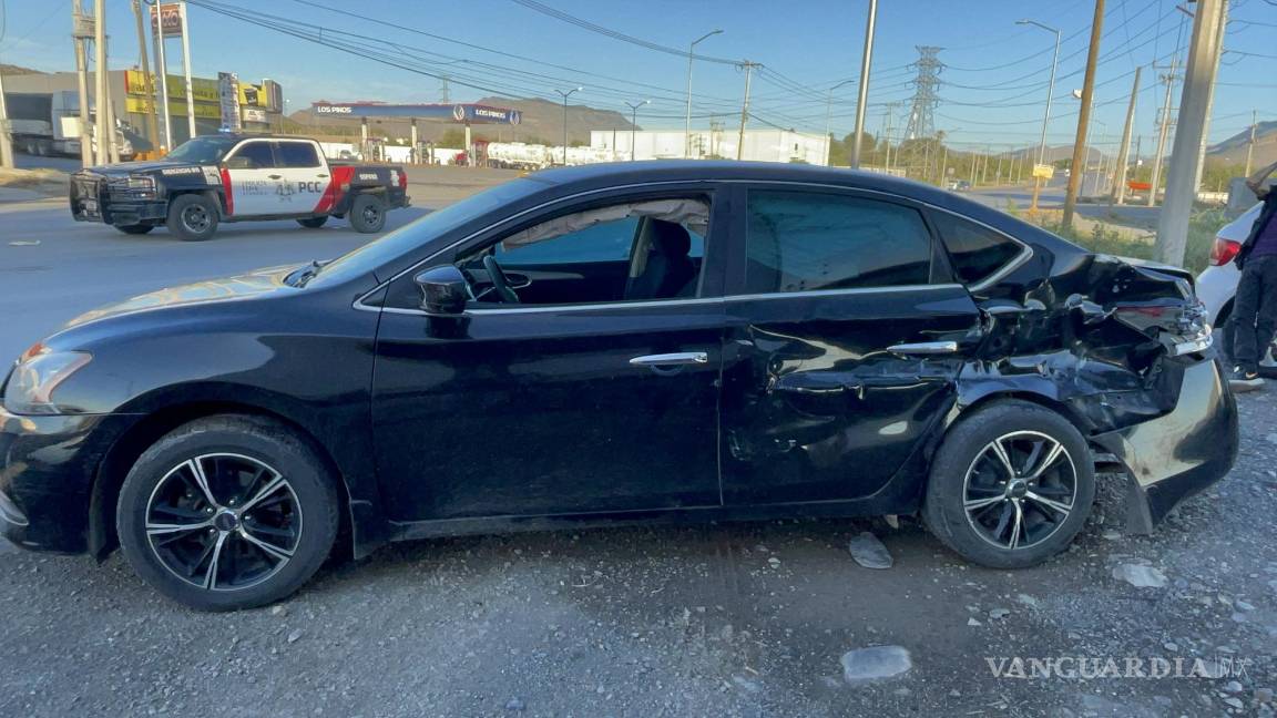 Vehículo se atraviesa y tráiler lo impacta en carretera a Monclova