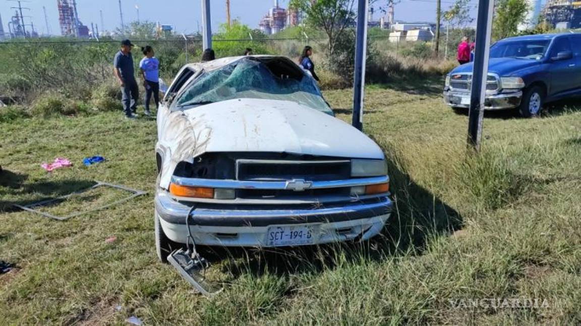 $!El accidente tipo volcadura dejó un saldo de cinco personas lesionadas, informó Protección Civil del estado.