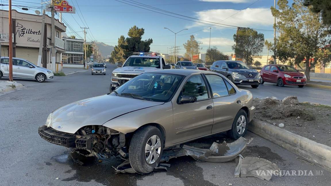 Saltillo: conductor y su hija terminan sobre el camellón del Eulalio Gutiérrez al intentar esquivar auto