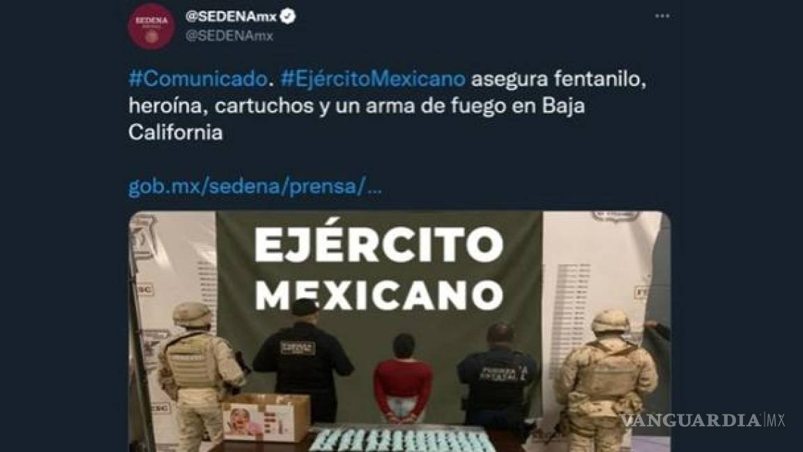 $!En la controvertida imagen se puede observar a dos elementos del Ejército Mexicano, quienes se encuentran de espaldas, acompañados por representantes de la fuerza estatal, todos resguardando a una persona detenida.