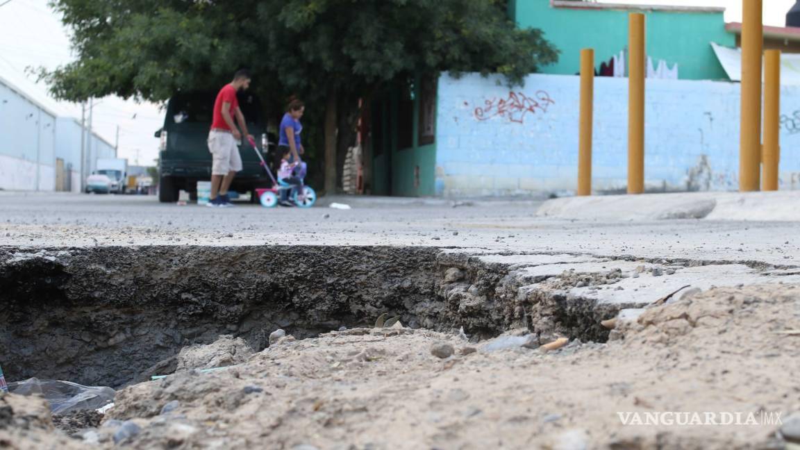 Vecinos de colonia Manantiales en Ramos Arizpe siguen en peligro; Infonavit no responde ante construcción sobre falla geológica