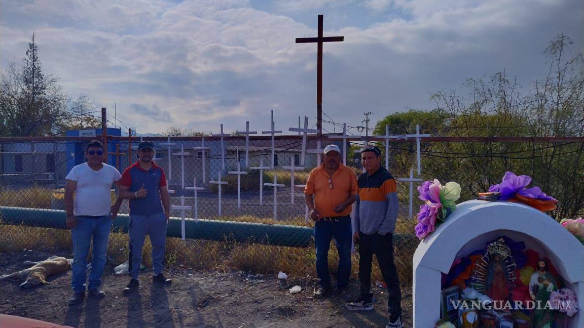 Trabajadores de AHMSA colocan 33 cruces por compañeros fallecidos