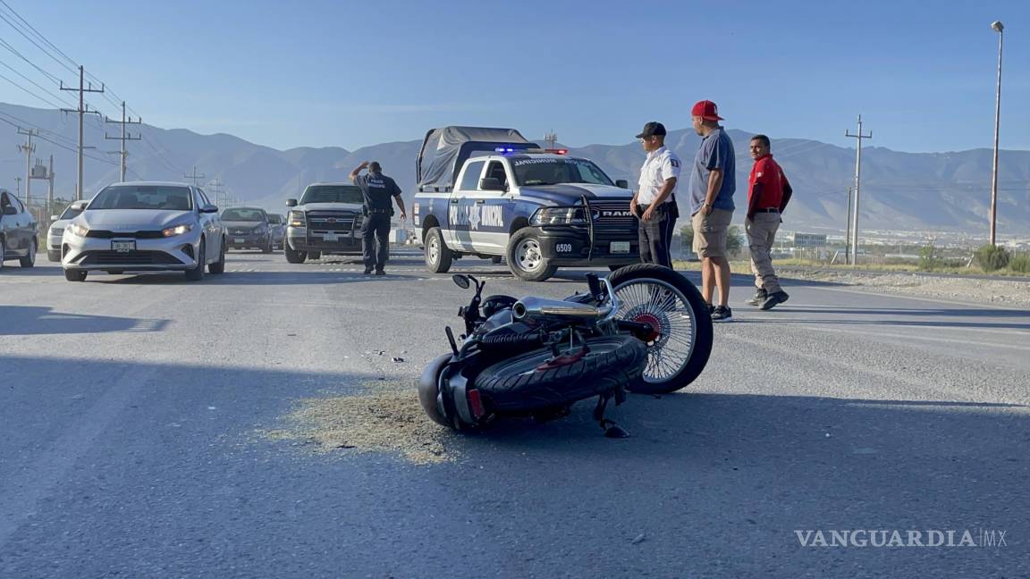 Motociclista arriesga su vida al impactarse por alcance en el Libramiento OFT de Ramos Arizpe