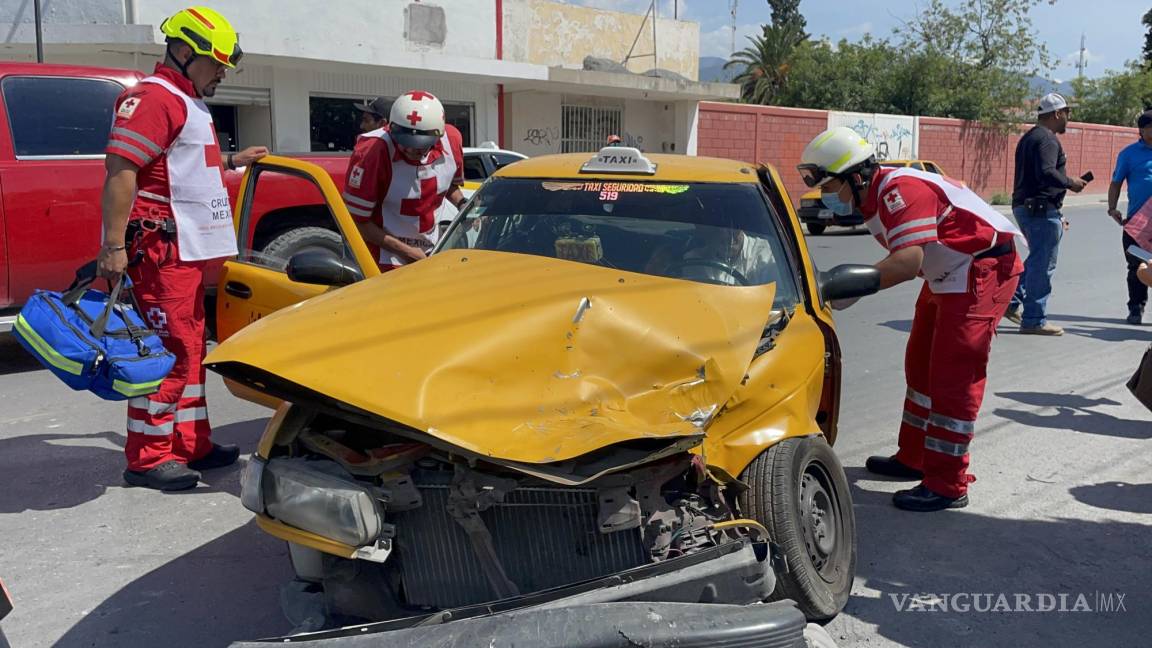 Camión de ruta Periférico choca a taxi y deja dos lesionados, en Saltillo