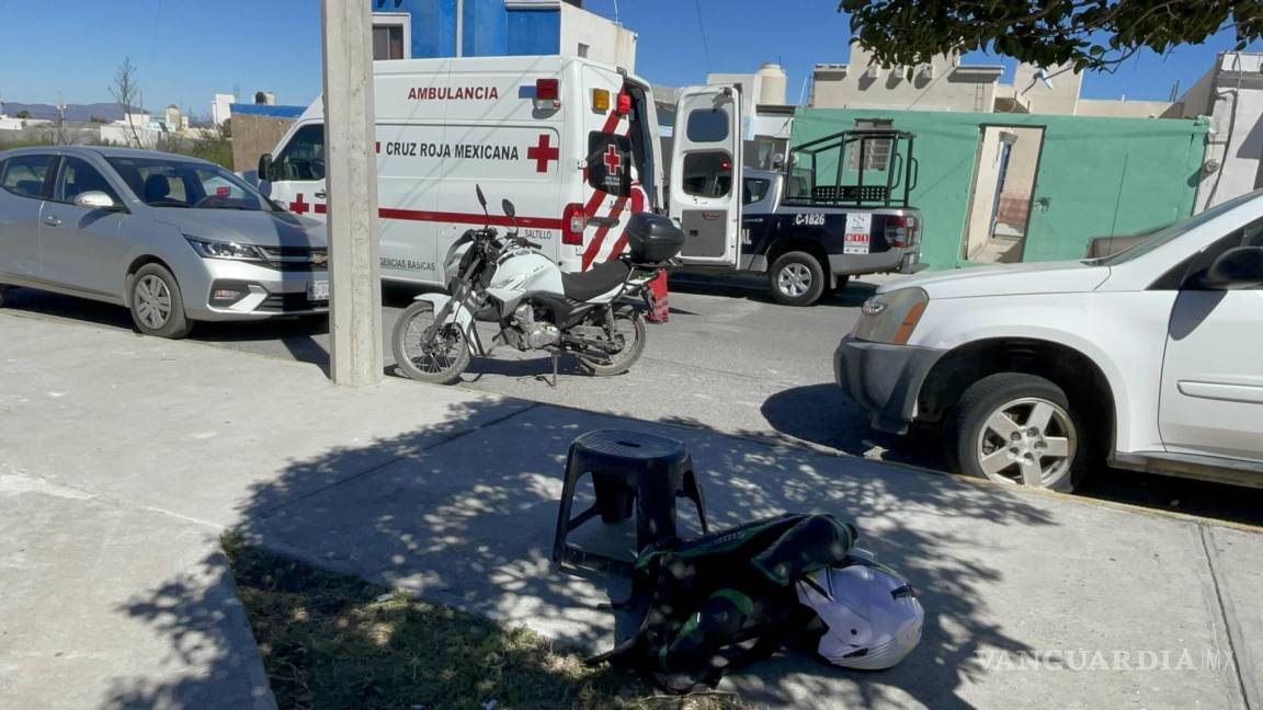 Carrera mortal: perros le meten corretiza y se lesiona al caer de su moto en Saltillo