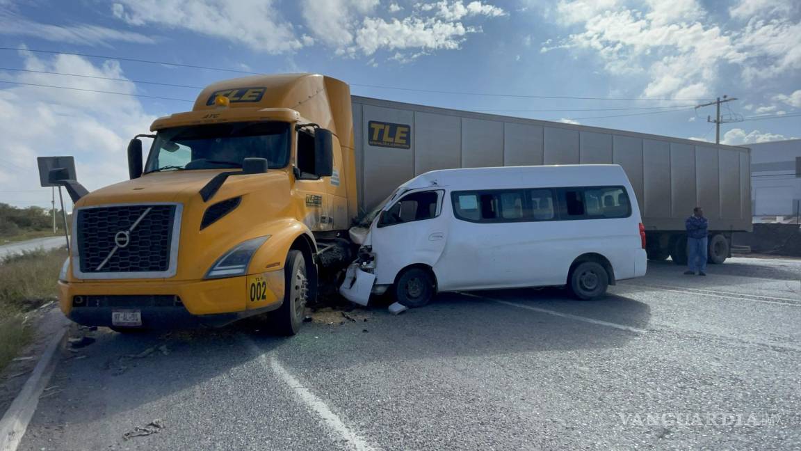 Transporte de personal se impacta contra tráiler y deja dos heridos, en Ramos Arizpe