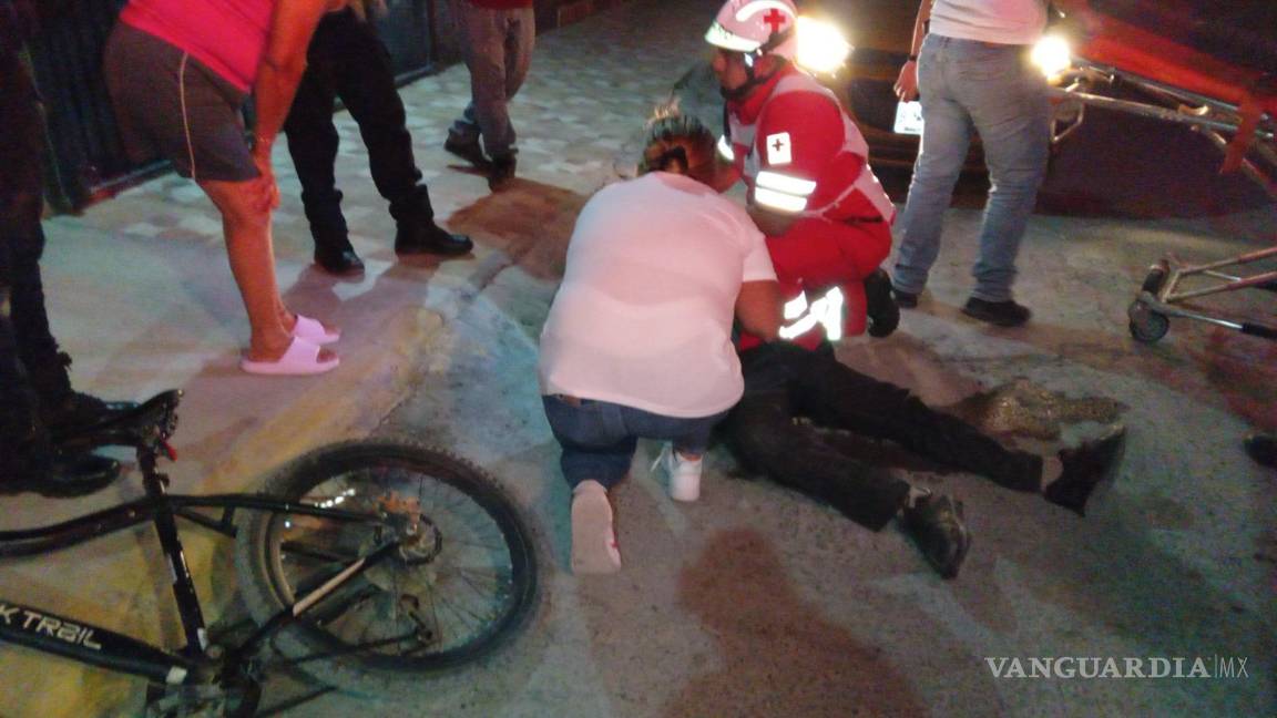 Cae adulto mayor ebrio de su bicicleta y queda inconsciente en Parras; lo hospitalizan