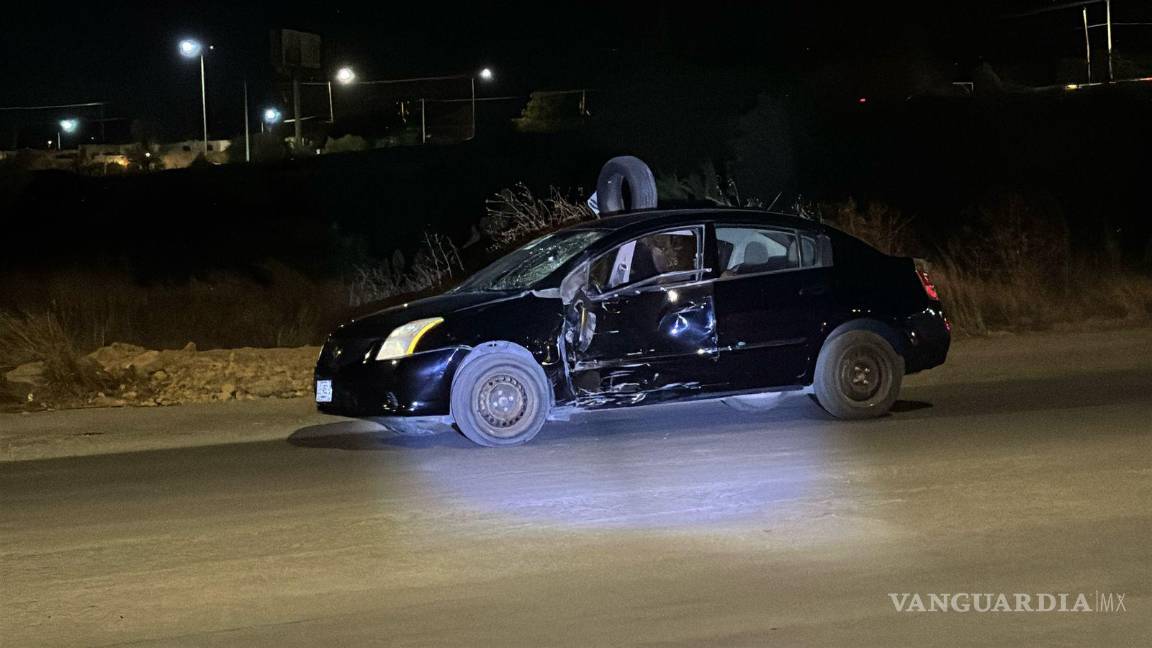 $!El conductor del automóvil, un hombre de 35 años identificado como Jaime, fue detenido por elementos de Tránsito Municipal.