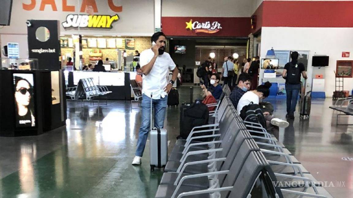 ¿Qué pasó Máster? Carlos Muñoz viaja por Viva Aerobús, usuarios lo acusan de ‘no tener hambre’