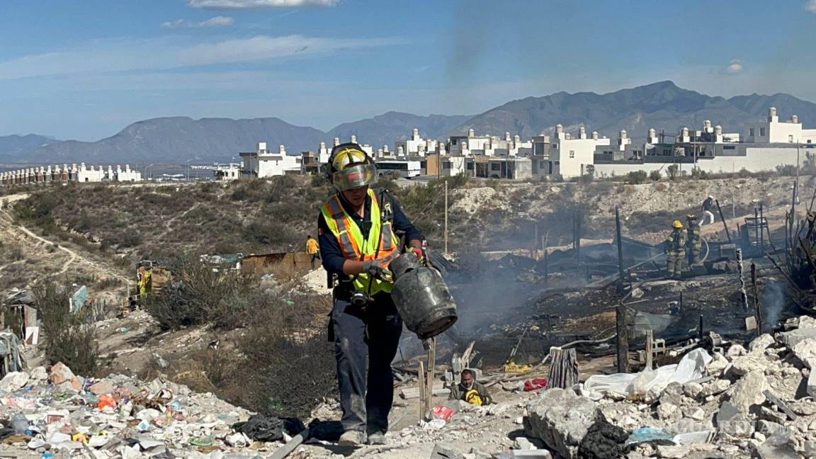 Saltillo: incendio deja sin hogar a tres familias al terminar en cenizas sus tejabanes