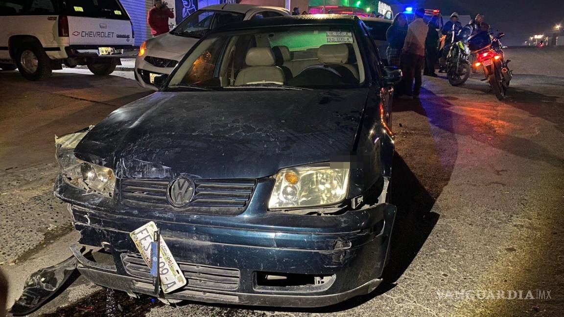 Imprudente conductor se estampa contra taxi estacionado, al oriente de Saltillo