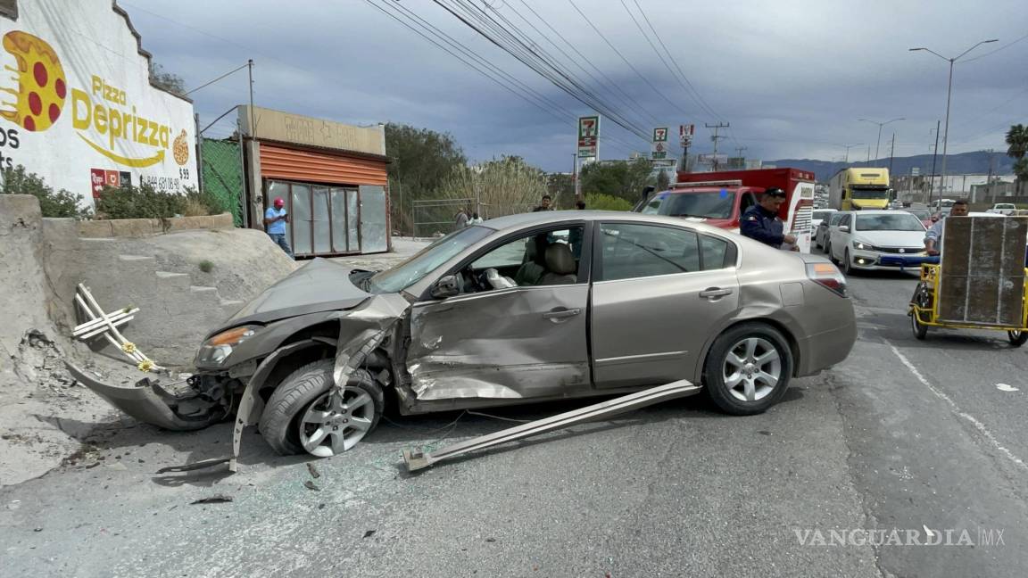 Confunde pedal y envía a familia a hospital de Saltillo; auto salió proyectado tras choque