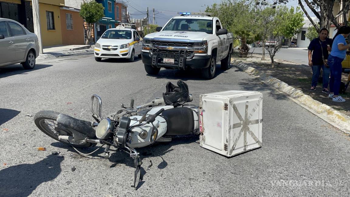 Por no respetar distancia, motociclista se estampa contra vehículo en Saltillo