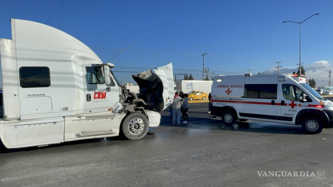 Descuido provoca que trailero impacte a camioneta en Saltillo; acompañante resulta herido