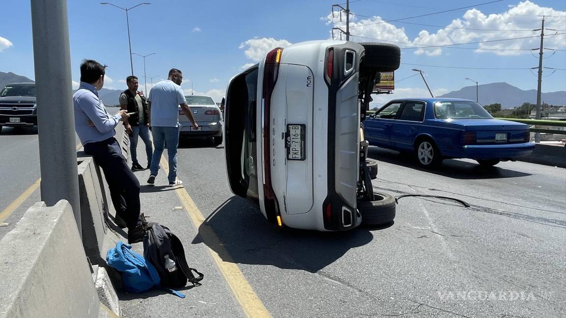 Por acelerado, vuelca y provoca aparatoso percance al sur de Saltillo