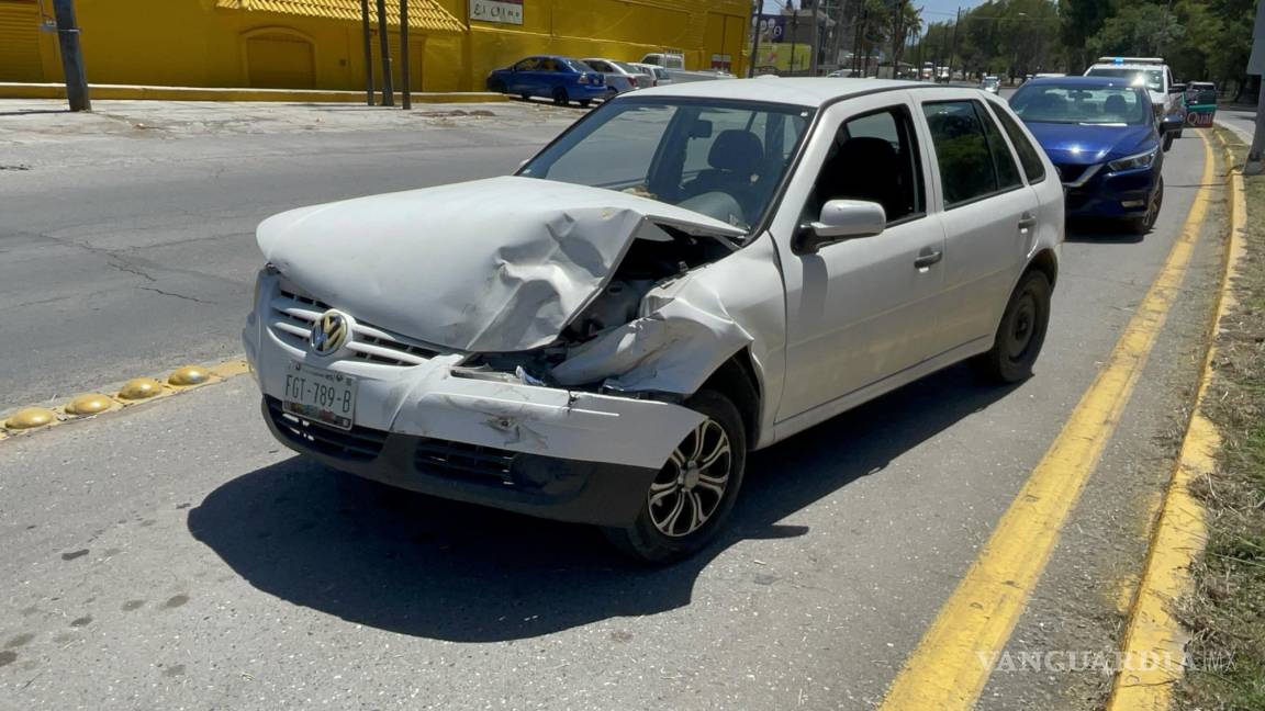 Imprudente conductor causa en Saltillo accidente triple y huye