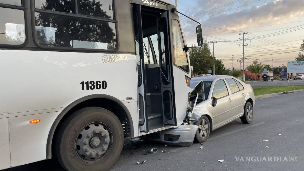 Saltillo: choque proyecta a familia contra camión; Bomberos atiende a madre de familia y sus tres hijos