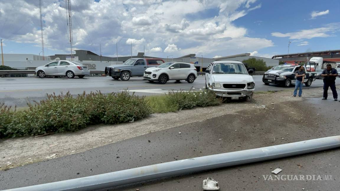 Doble percance en carretera Monterrey-Saltillo; por evitar accidente choca contra ‘ballenas’