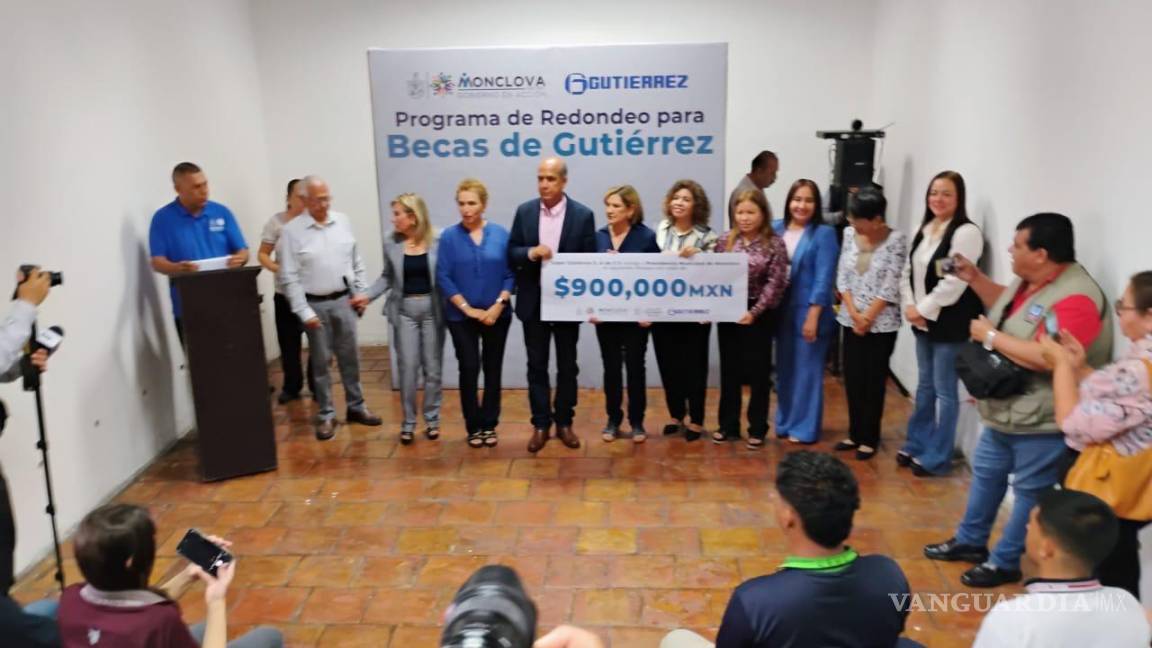 Para que continúen sus estudios, 900 estudiantes de Monclova reciben beca de Gutiérrez