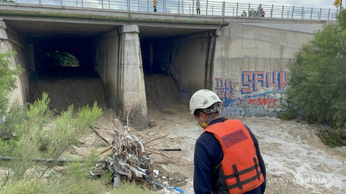 Corriente atrapa a pepenador en arroyo de Saltillo; lo rescata Protección Civil