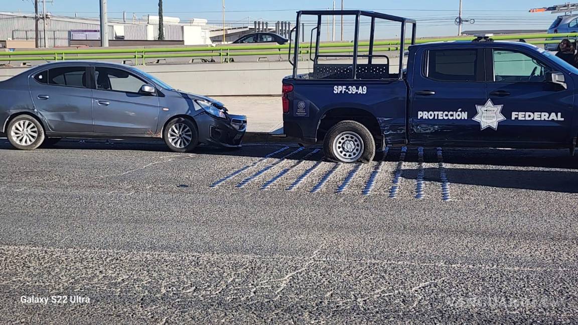 Se impactan unidad federal y auto tras intentar cambiar de carril en Saltillo