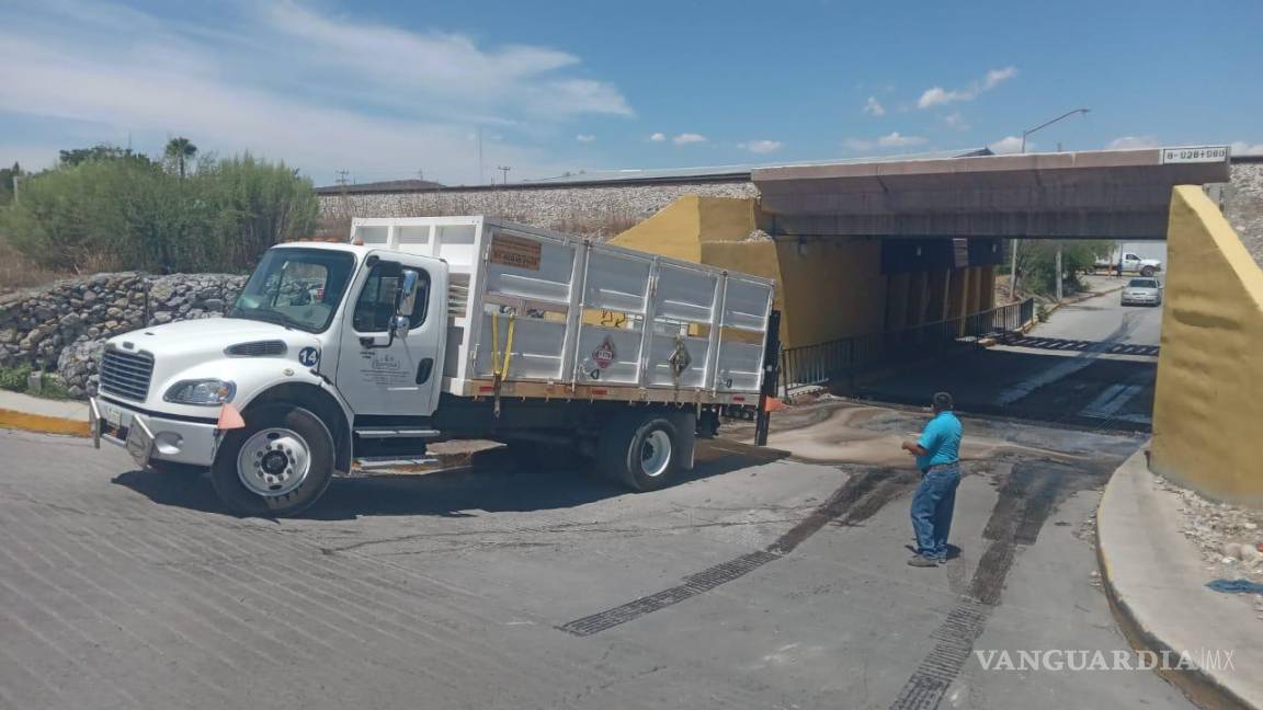 $!Por su parte el camión quedó en resguardo de la policía municipal y el operador tendrá que enfrentar los cargos de daños ecológicos al municipio.