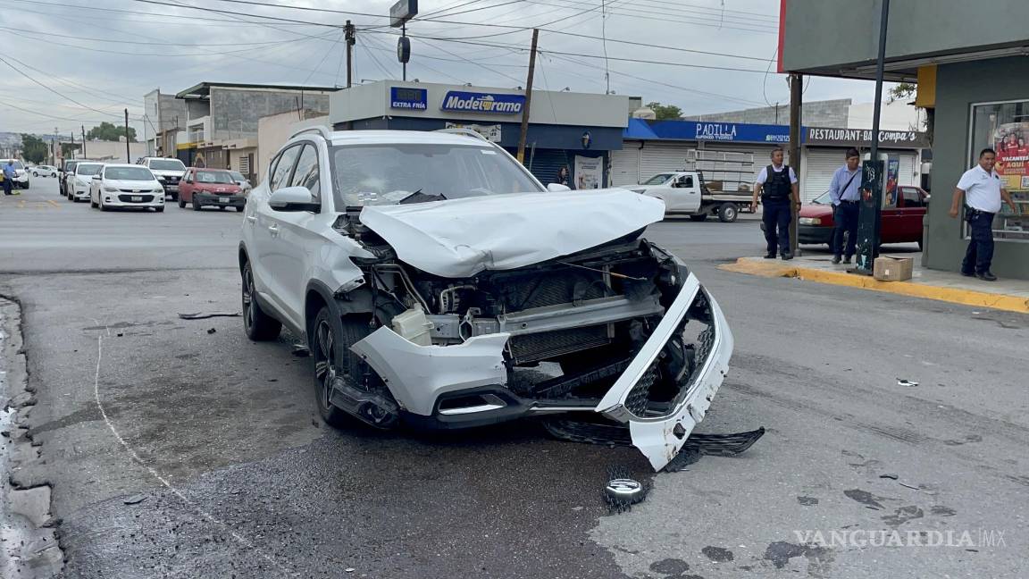 Colisionan y ninguno acepta la culpa en Centro de Saltillo; video de seguridad los desmiente