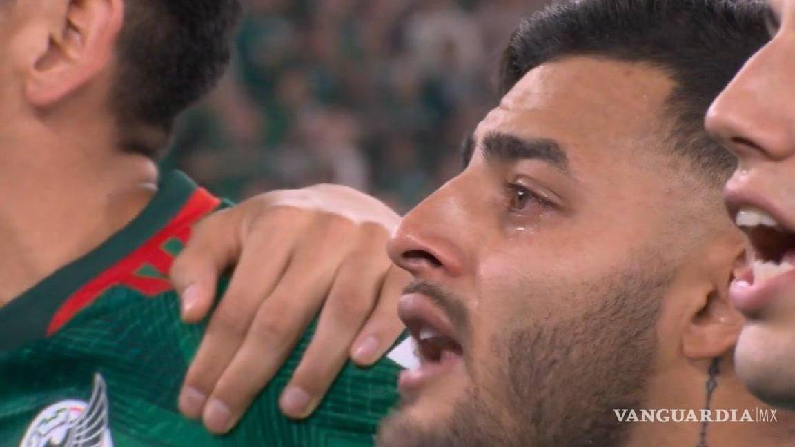 $!El delantero mexicano fue el que se mostró más conmovido en el himno.