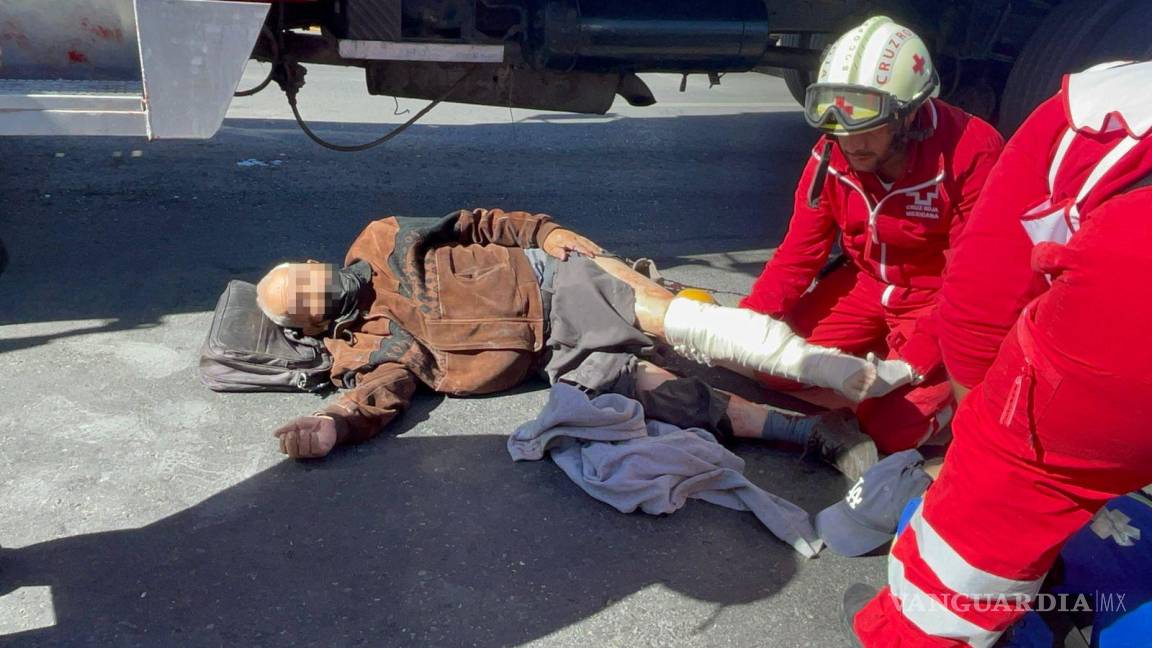 $!Paramédicos de la Cruz Roja inmovilizaron la pierna lesionada del hombre para ser trasladado a la Clínica Dos del IMSS.