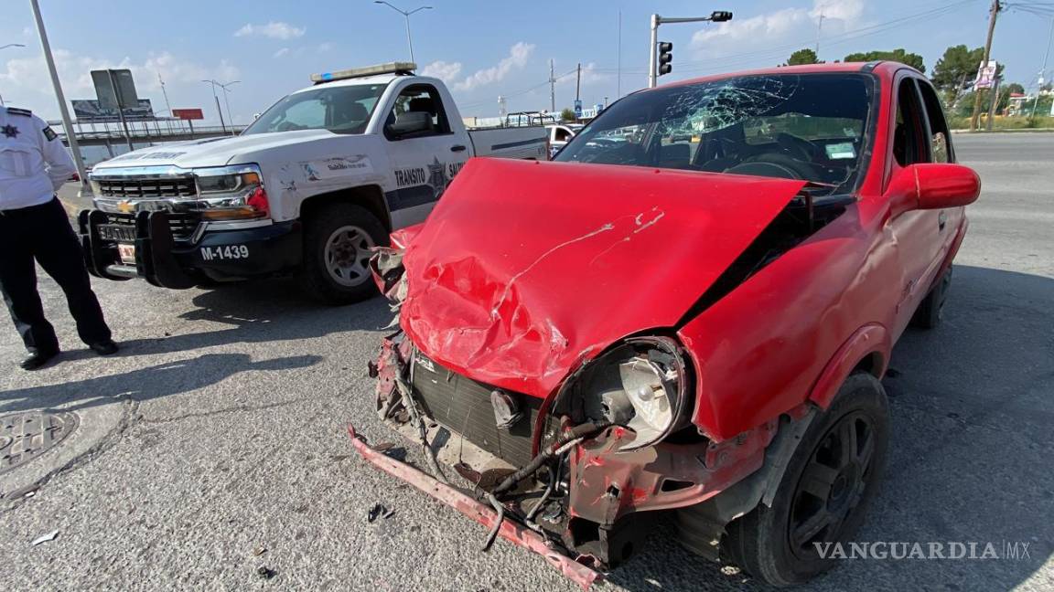 Saltillo: imprudente conductor se salta el semáforo y estampa su Chevy contra camionetón