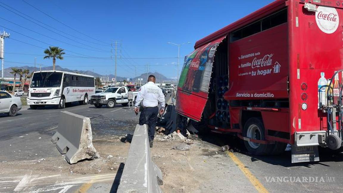 $!Las ballenas del muro de contención fueron derribadas por el impacto del camión en el bulevar Fundadores.