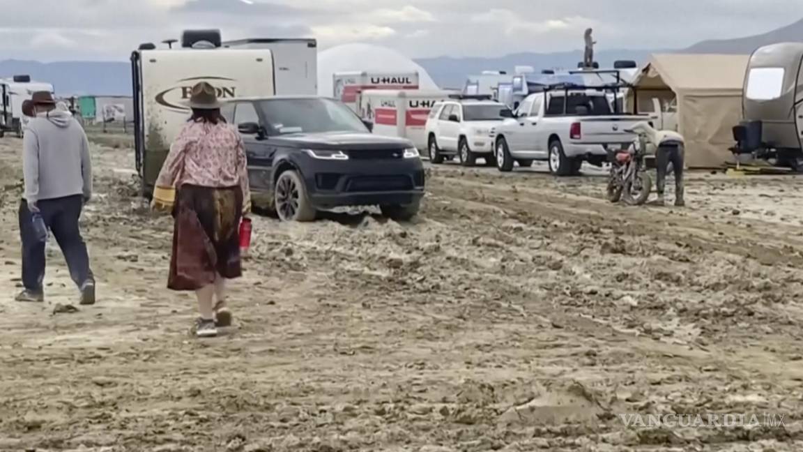 Comienzan a salir miles del Burning Man tras quedar atrapados en el lodo
