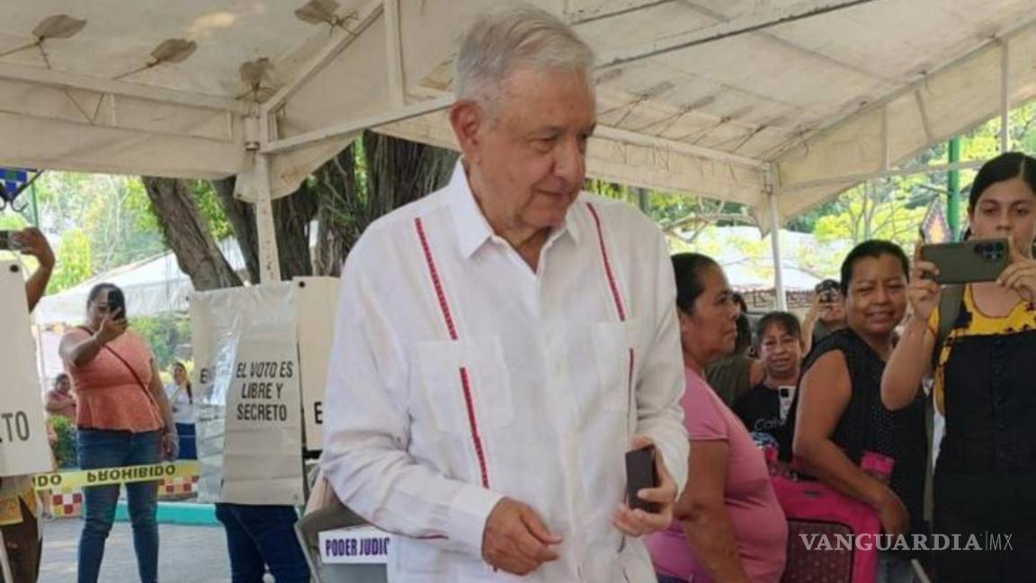 AMLO reaparece: sale a votar en elección judicial de Chiapas y rompe su exilio