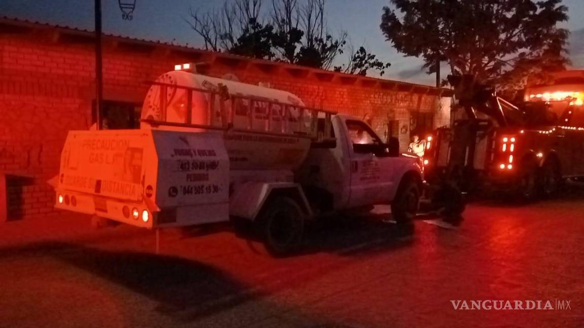 Flamazo en Arteaga deja dos quemados; pipa de gas lo habría provocado