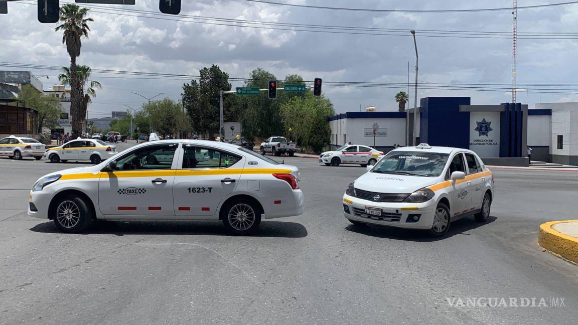 Se manifiestan taxistas en Saltillo; cortaron la circulación en Periférico