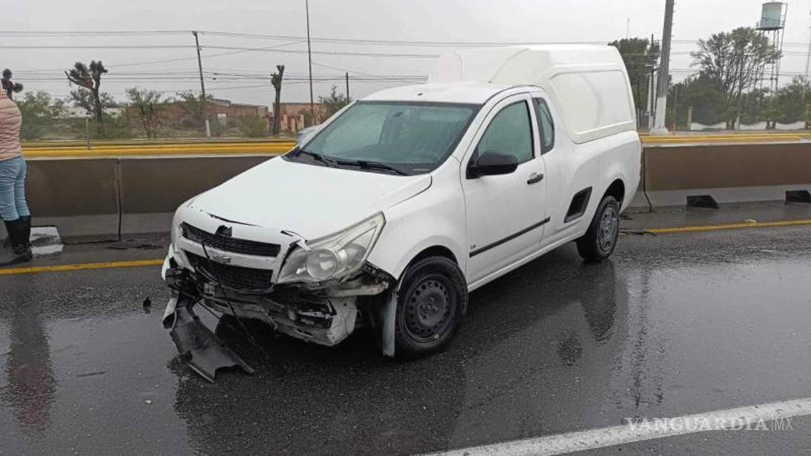 $!La camioneta terminó con el frente dañado.
