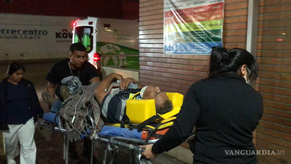 Familia vuelca y cae a barranco en Los Lirios; dos adultos mayores son trasladados graves a hospital de Monterrey