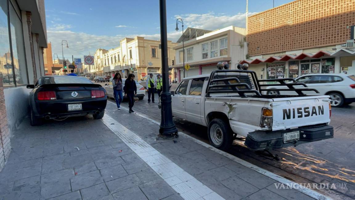 Se queda sin frenos en pleno Centro de Saltillo e impacta dos autos y una luminaria