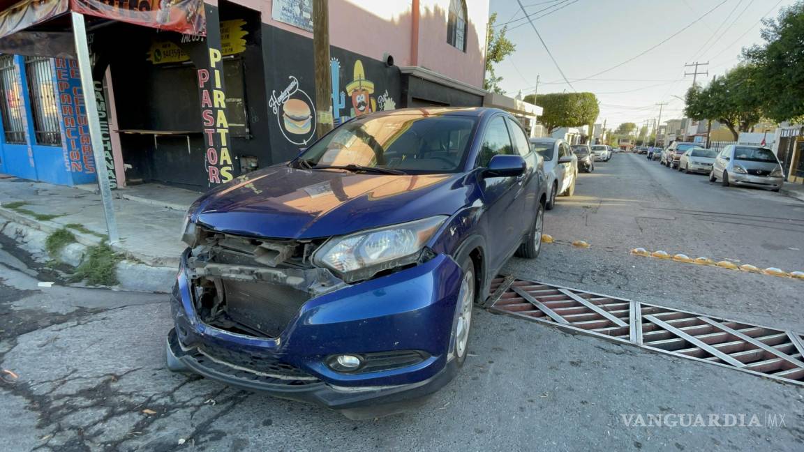 Imprudente conductor no hace alto e impacta automóvil, en la Zona Centro de Saltillo