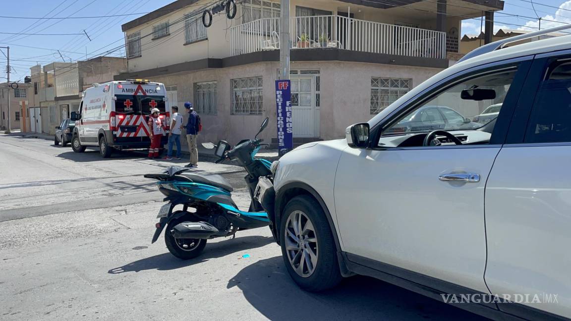 Tumba camioneta a mujer motociclista en crucero de Saltillo