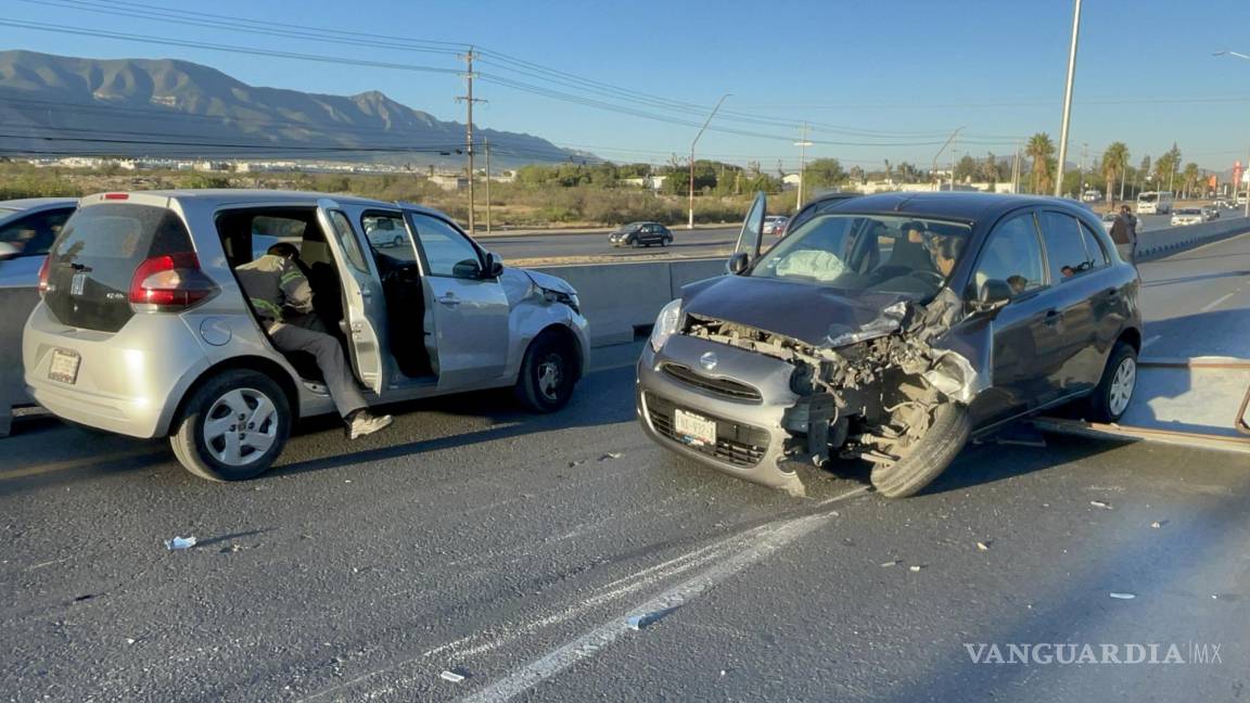 Mujer se estampa contra estructura metálica atravesada en pleno bulevar Fundadores de Saltillo y provoca caos