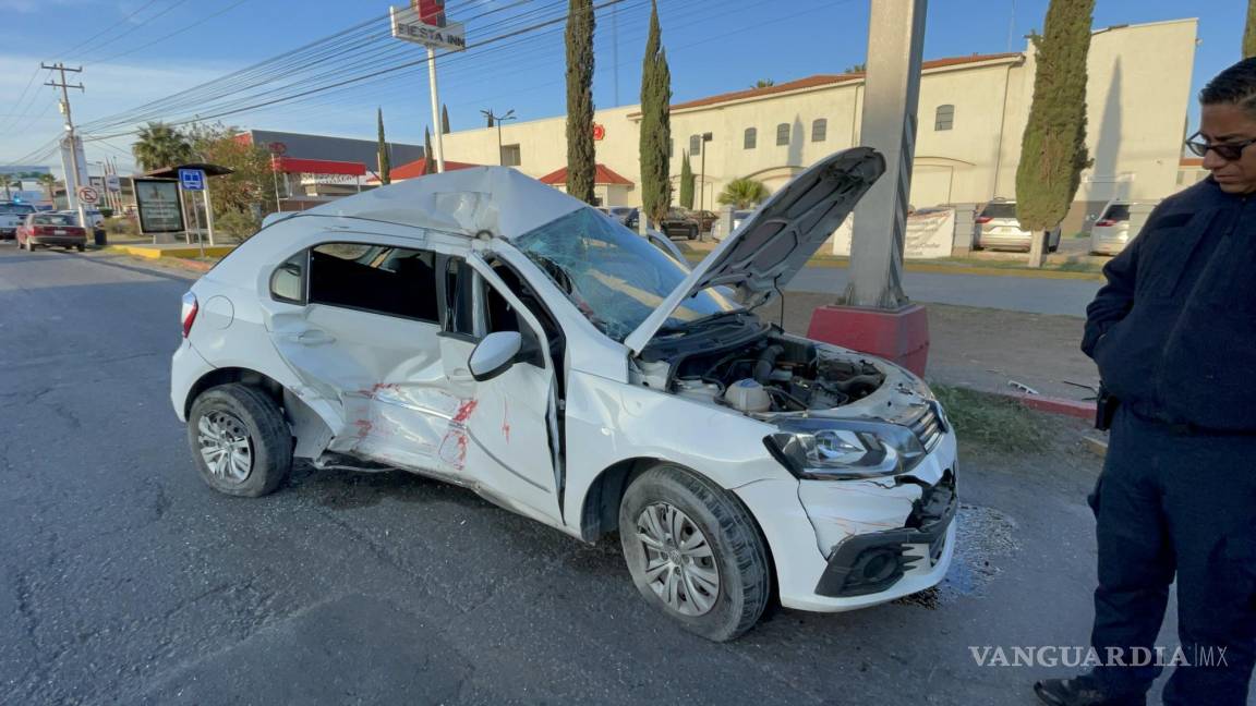 Saltillo: conductor provoca aparatoso choque en V. Carranza y huye, accidente queda grabado en video