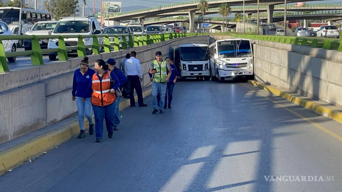 Conductor provoca caos vial tras intentar rebasar autobús descompuesto y quedar atorado, al norte de Saltillo