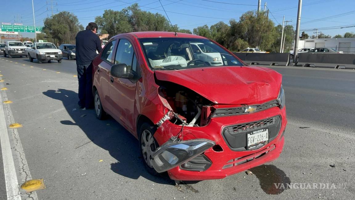 Camioneta termina estrellada contra barrera de contención tras aparatoso choque al oriente de Saltillo