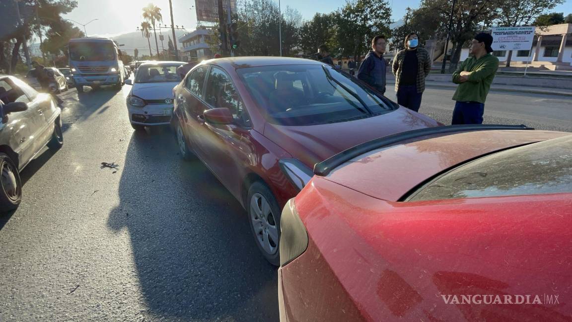 Saltillo: carambola de tres autos detiene el tráfico en hora pico
