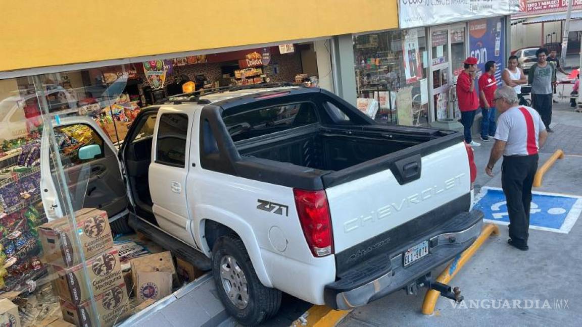 Texano entra con todo y camioneta a tienda de Saltillo; no alcanzó a frenar