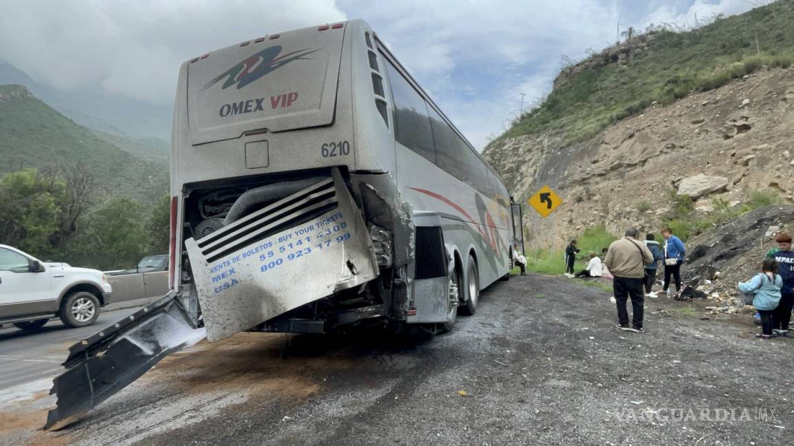 Tráiler sin frenos impacta autobús de pasajeros en Los Chorros