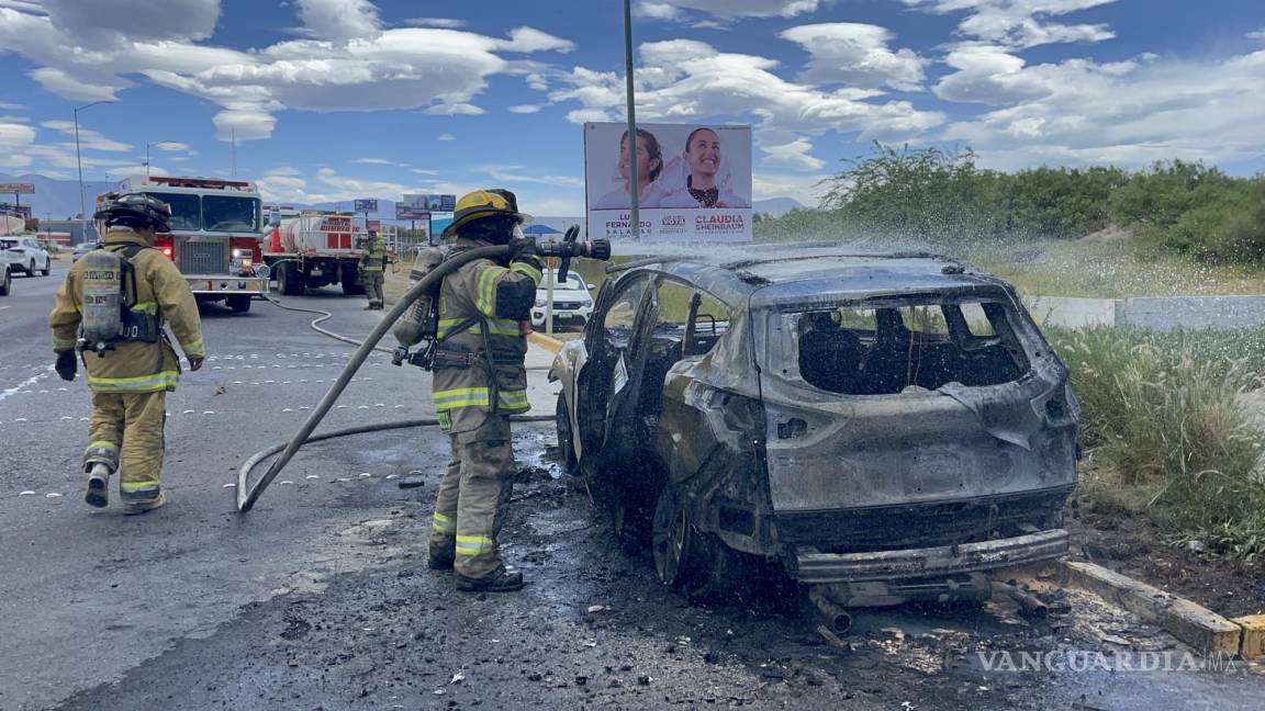 Camioneta se Incendia en V. Carranza, en Saltillo
